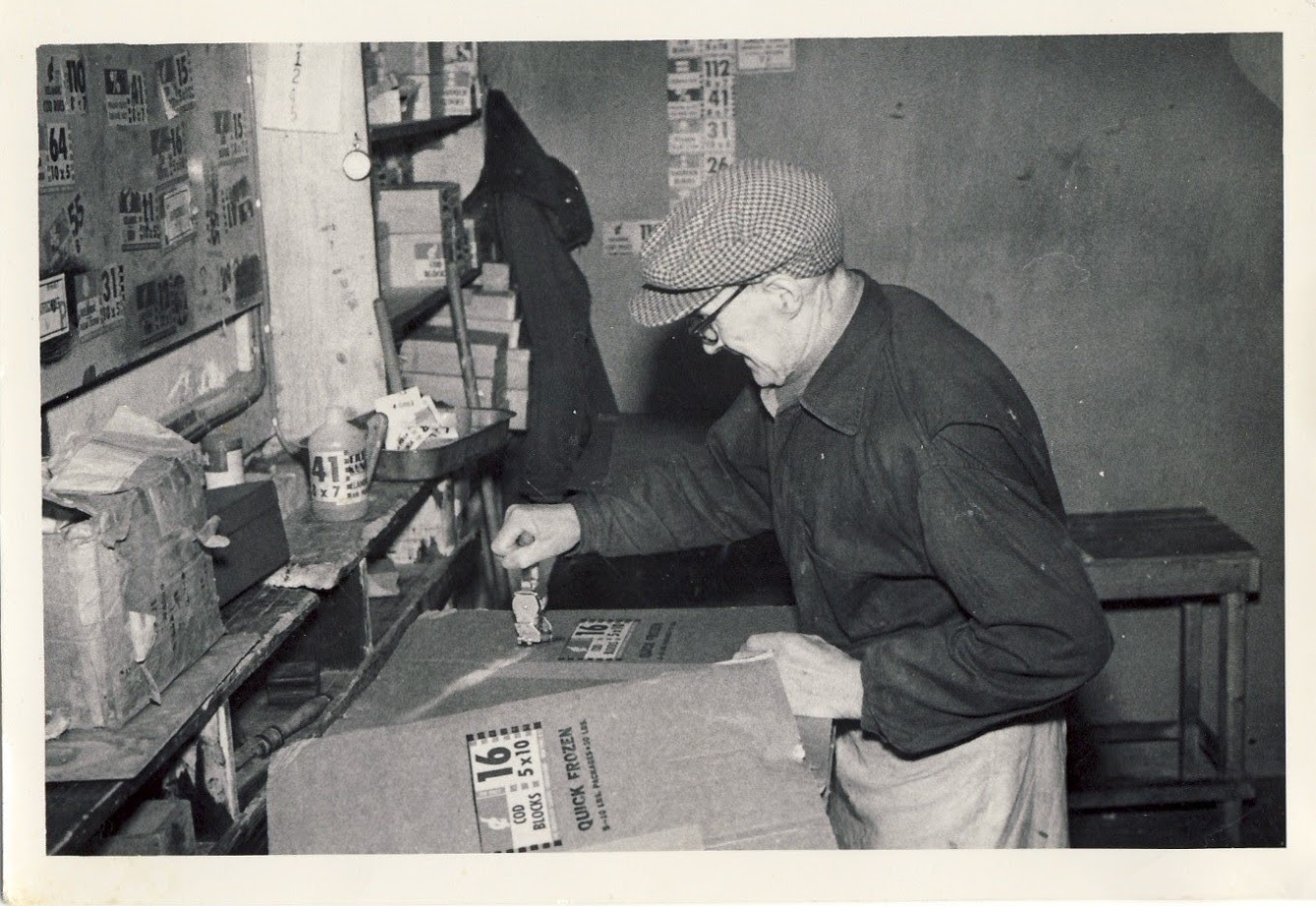 Albert við vinnu sína í SR frystihúsi