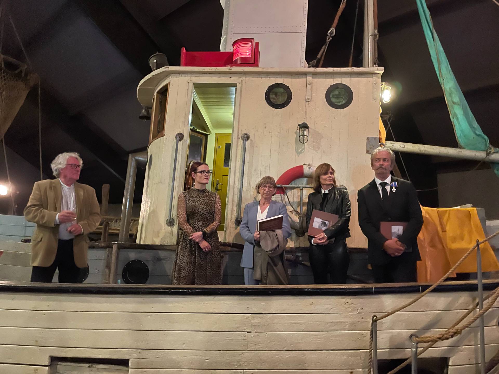 Albert, Aníta, Aud Lise, Ingibjörg - og Petter Jonny som forteller - på den fantastiske scene i Båthuset Albert, Aníta, Aud Lise, Ingibjörg - og Petter Jonny som forteller