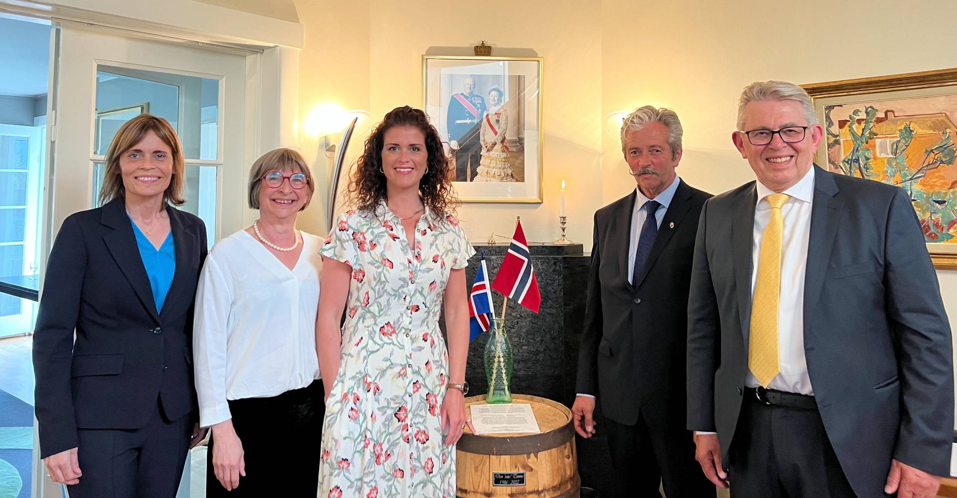 Tønna omkranset - Ambassadører Ingibjörg og Aud-Lise, Islands utenriksminister Þórdís Kolbrún Reykfjörð Gylfadóttir, Petter Jonny og Björn Bjarnason  