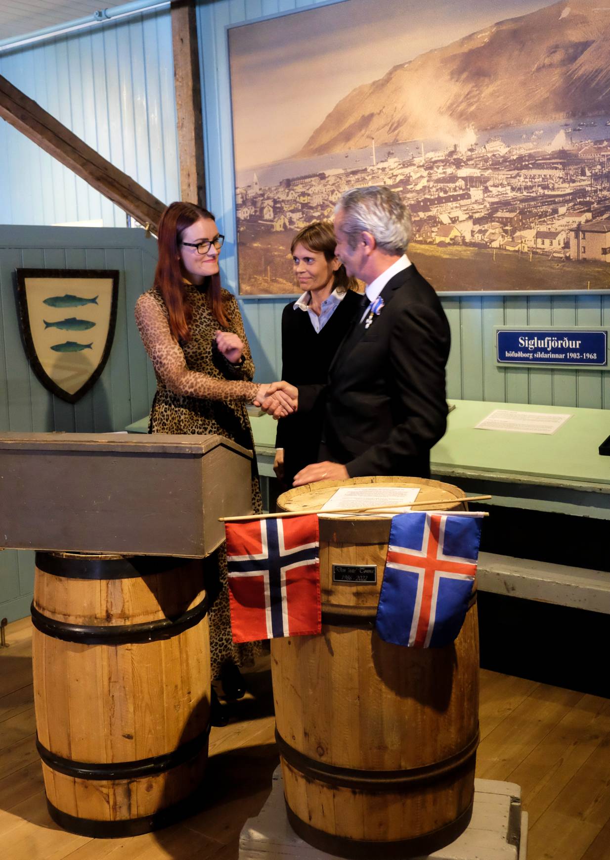 Museumsdirektør Anita takker Petter Jonny for tønna Museumsdirektør Anita takker Petter Jonny for tønna