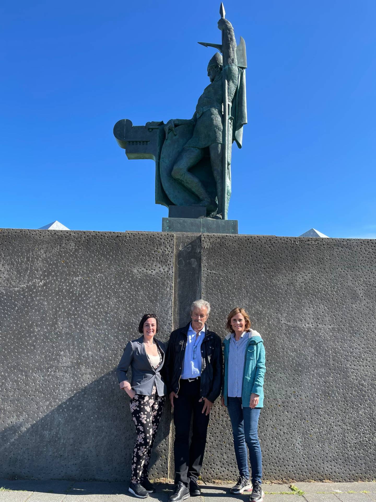 Eva Mjöll Júlíusdóttir - Petter Jonny - Ingibjörg Davíðsdóttir ved statuen av Ingolf pð Arnarholl i Reykjavik Eva Mjöll Júlíusdóttir - Petter Jonny - Ingibjörg Davíðsdóttir ved statuen av Ingolf pð Arnarholl i Reykjavik