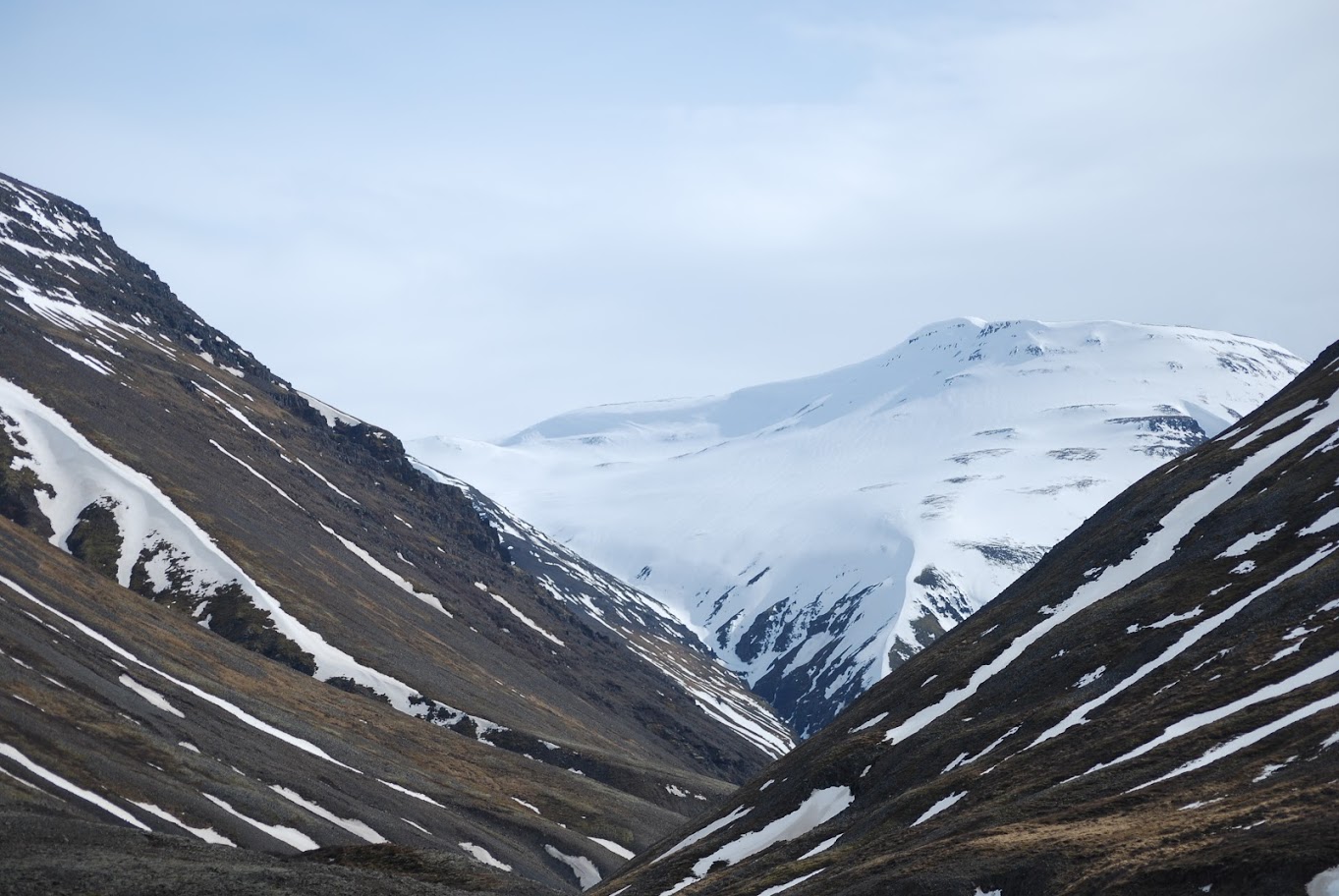 Høye fjell og trange daler
