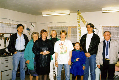 Við samankomin á verkstæðinu í bílskúrnum - pabbi og mamma, Sigga Dísa og fjölsk og Einar Þór Albertsson og ég sem tók myndina