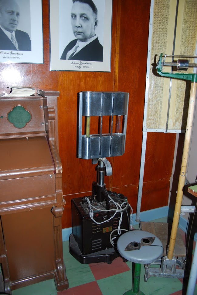 Ljósalampinn í barnaskólanum, kollur og svörtu gleraugun