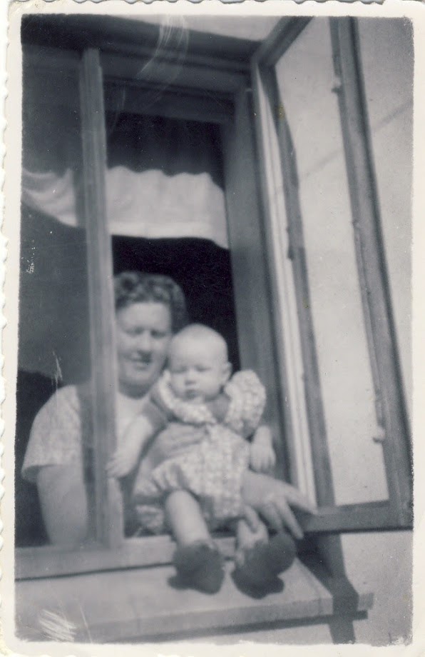 Mamma og Sigga Dísa í eldhúsglugganum