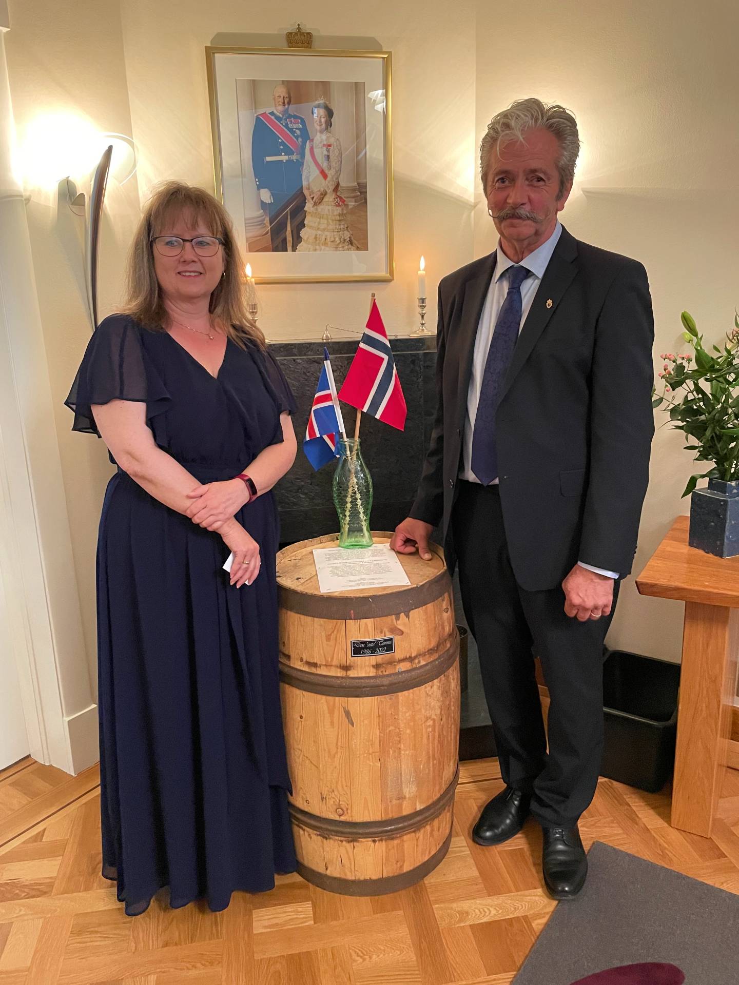 Nina og Petter Jonny med tønna på første stopp på vei til Siglufjörður Nina og Petter Jonny med tønna på første stopp på vei til Siglufjörður