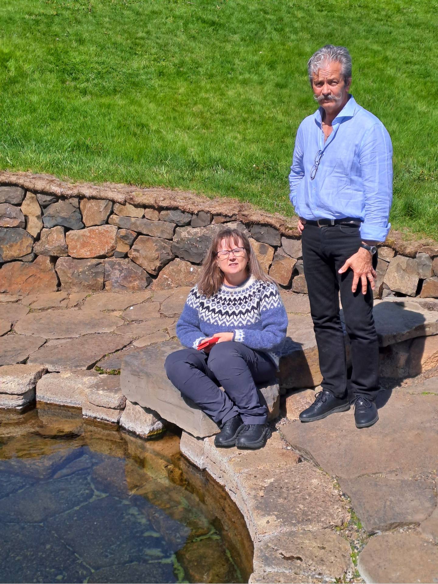 Nina og Petter Jonny ved Snorralaug i Reykholt Nina og Petter Jonny ved Snorralaug i Reykholt