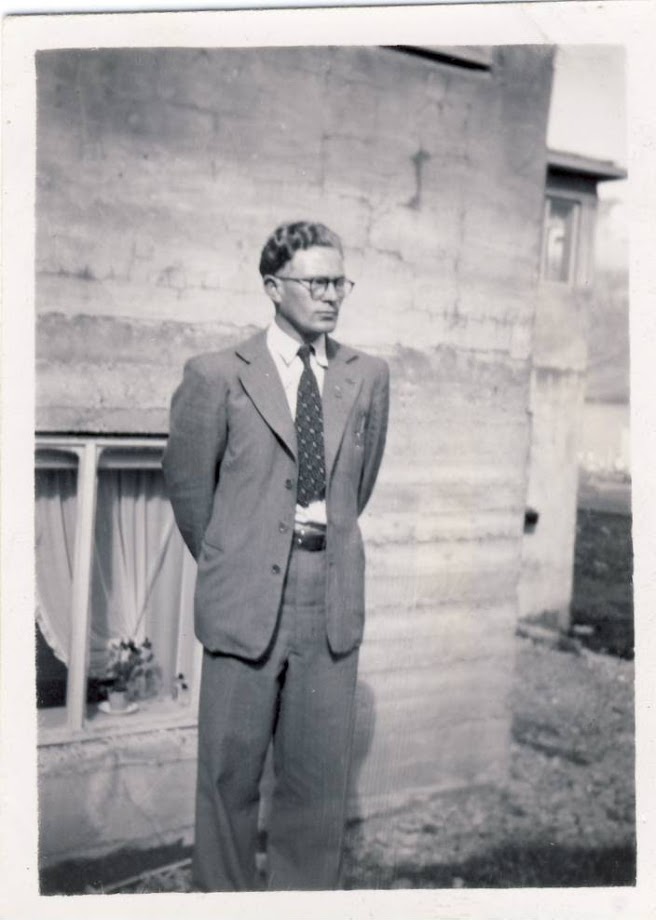 Einar M Albertsson ungur maður við Hlíðarveg 44 nýbyggðan