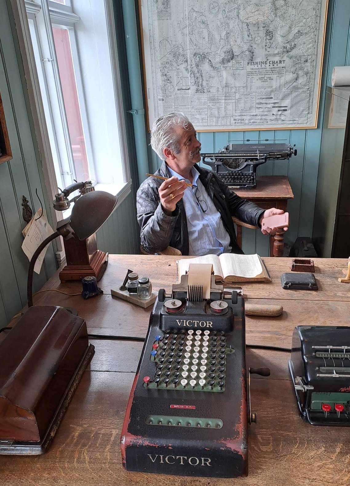 Petter Jonny på kontoret - sild og atter sild Petter Jonny på kontoret - sild og atter sild