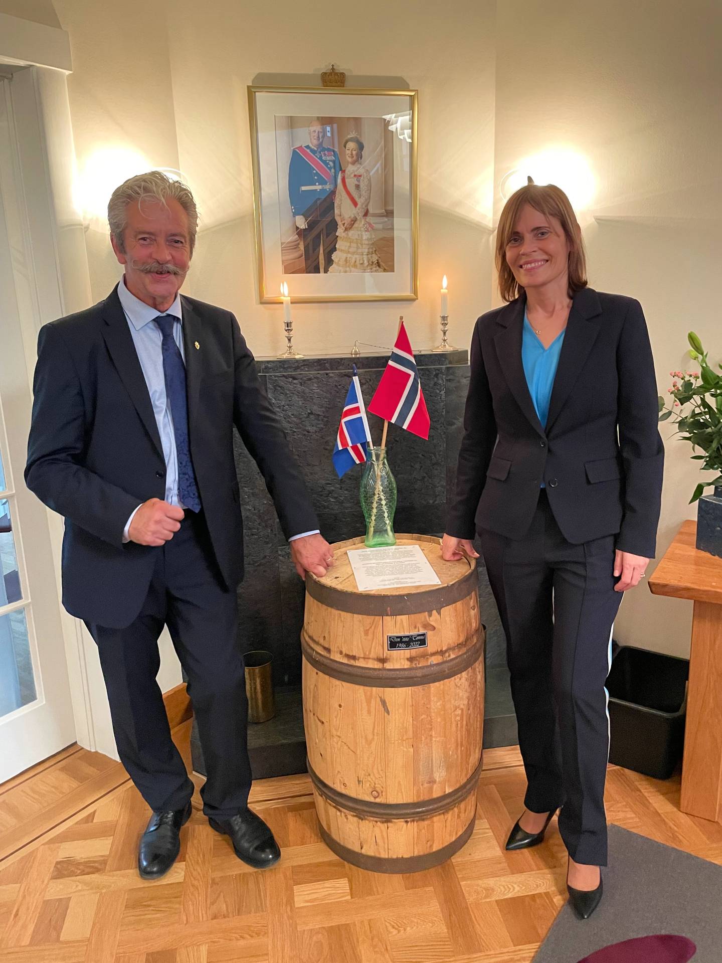 Petter Jonny og Ingibjörg med tønna mellom seg Petter Jonny og Ingibjörg med tønna mellom seg