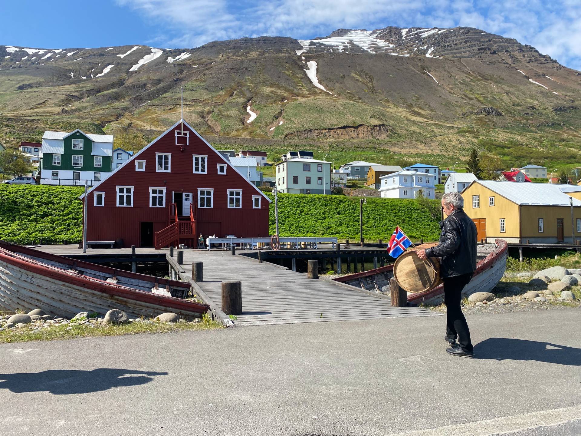 Petter Jonny tar den siste tønna de siste metrene inn til Sildemuseet i Siglufjörður Petter Jonny tar den siste tønna de siste metrene inn til Sildemuseet i Siglufjörður