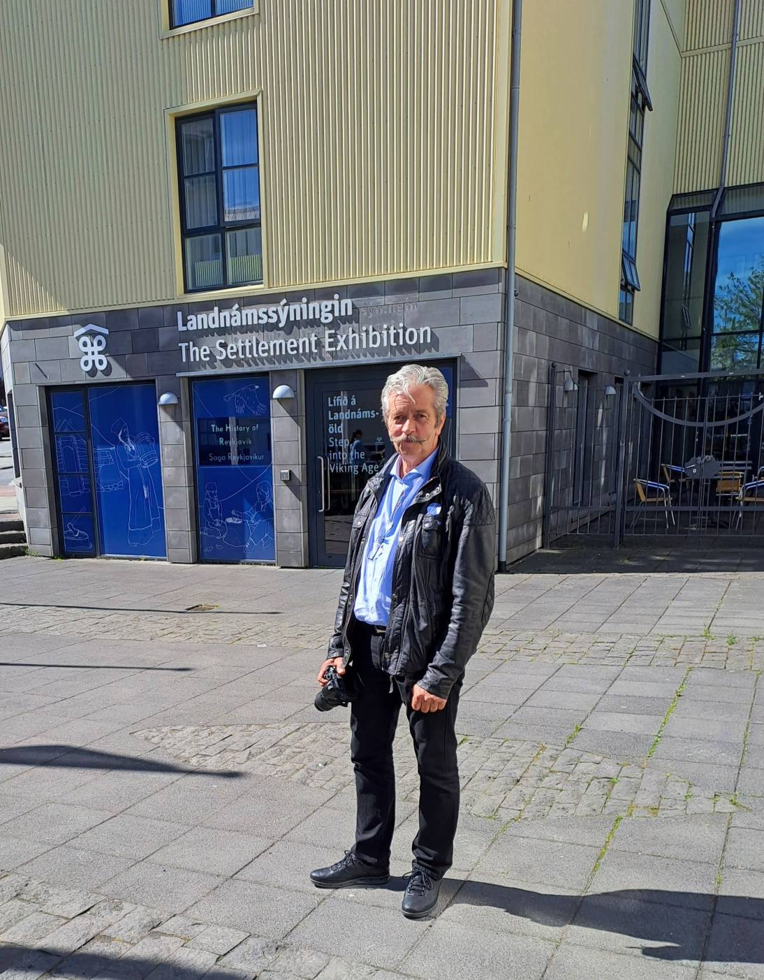 Petter Jonny ved inngangen til Landnåmsutstillingen i Reykjavik - der gården til Ingolf lå Petter Jonny ved inngangen til Landnåmsutstillingen i Reykjavik - der gården til Ingolf lå