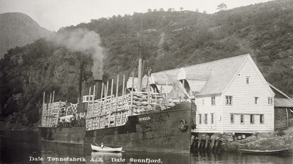 Skip laster tønner hos Dale Tønnefabrikk 