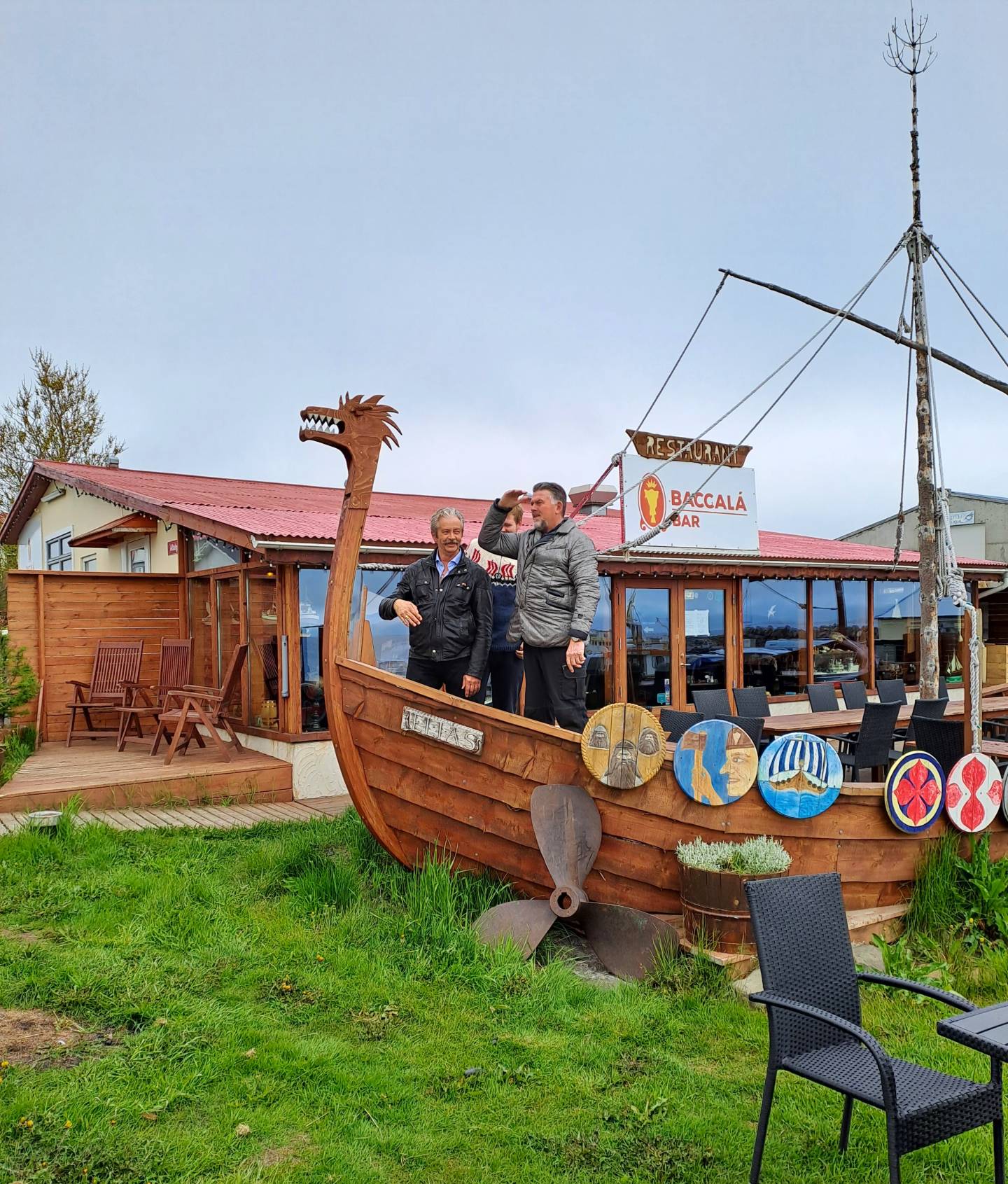 De står i stavnen og skuer mot land - restauranten i Hauganes De står i stavnen og skuer mot land - restauranten i Hauganes