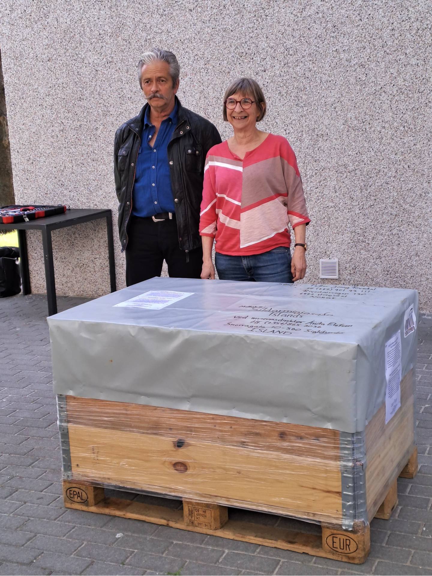 Tunnan komin að sendiráði Noregs - Petter Jonny og sendiherra Aud-Lise