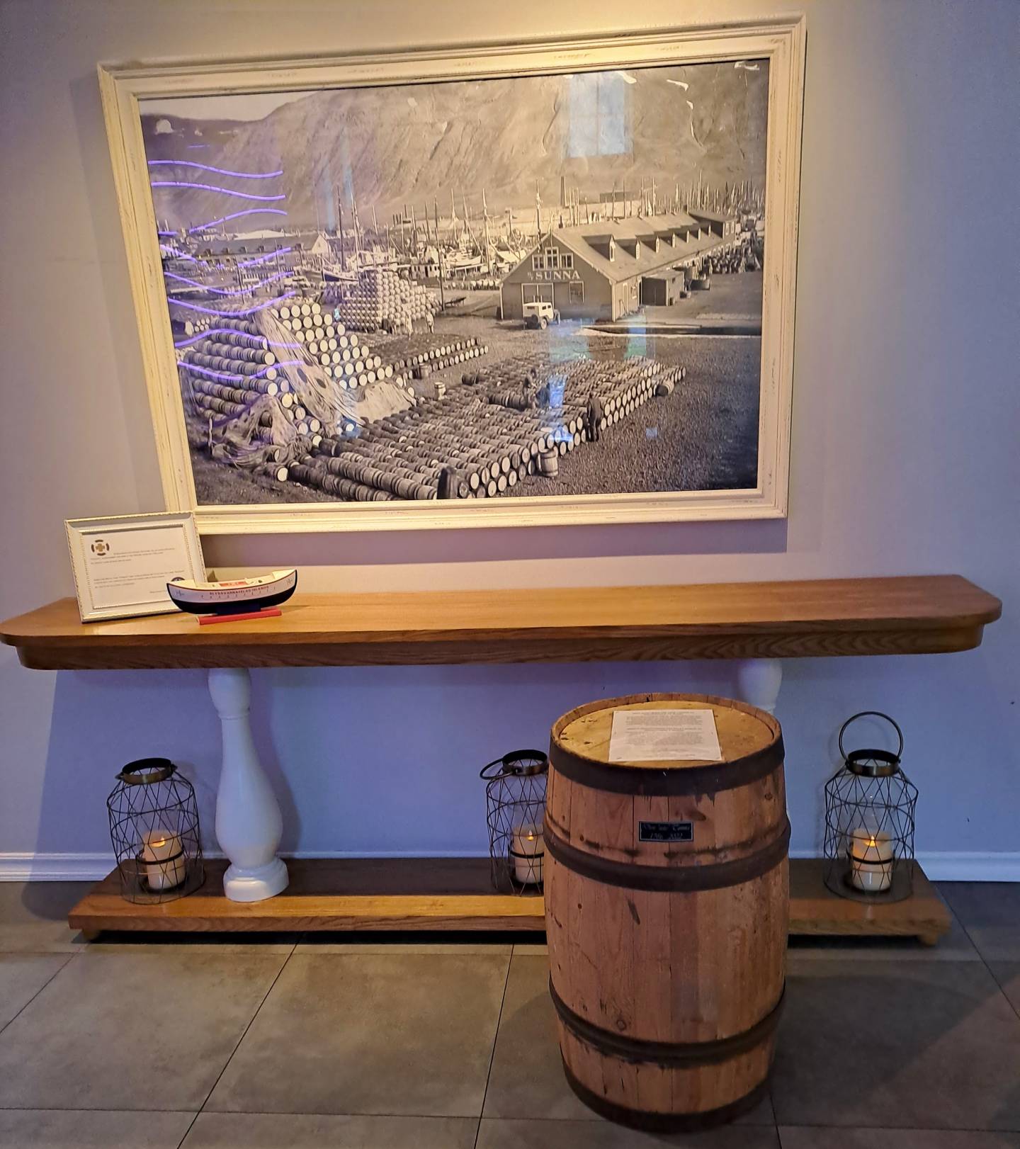 Tønna står støtt i hotellets lobby under det fine bildet fra Siglufjörður