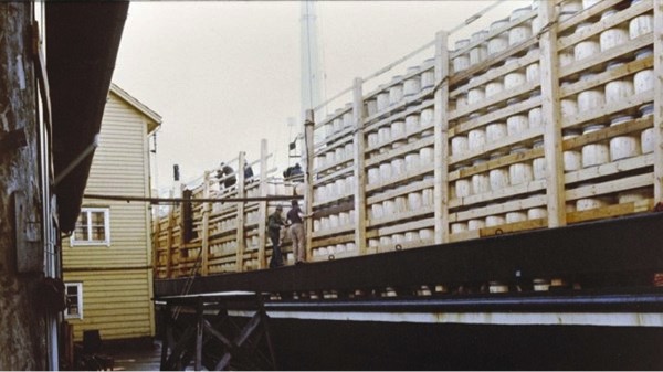 Tønner lastes på skip i Dale