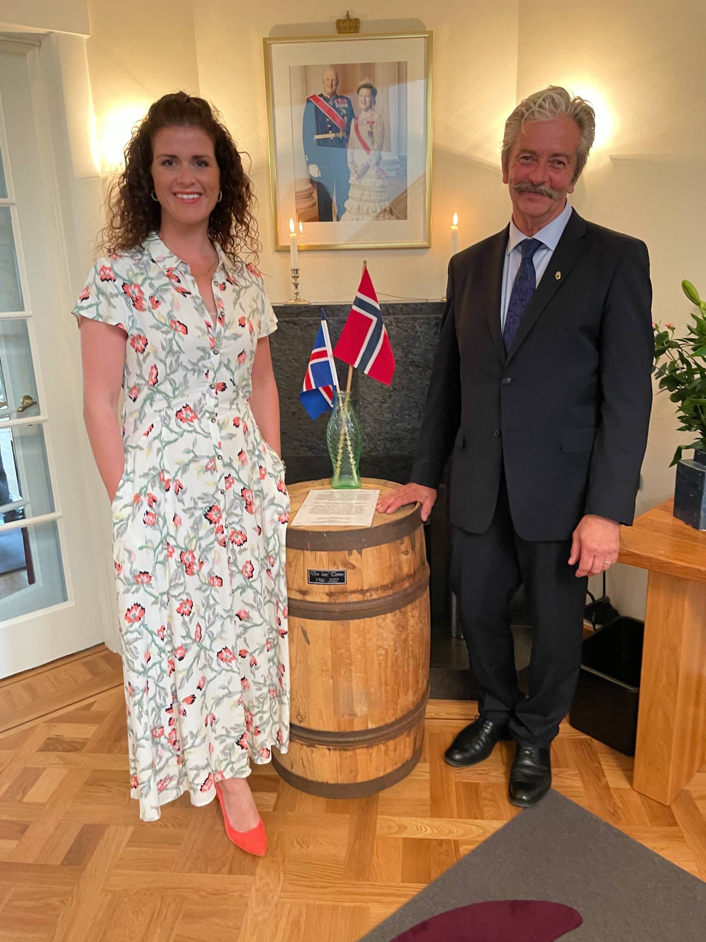 Utenriksministeren og Petter Jonny med tønna mellom seg Utenriksministeren og Petter Jonny med tønna mellom seg