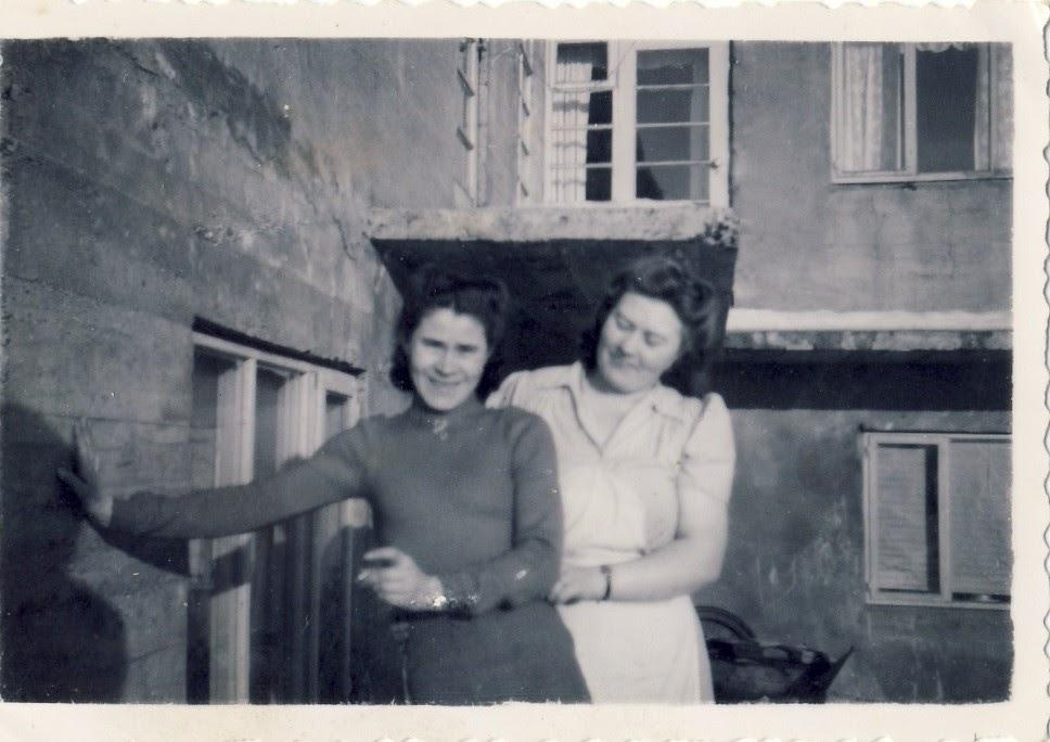 Sigga og mamma við Hlíðarveg 44 