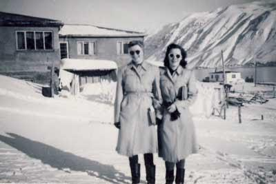 Gréta og Rúna við Hlíðarveg 44