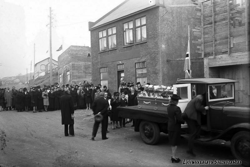 Jarðarför fyrir utan Suðurgötu 8 - 