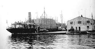 Skip losser tønner i Siglufjörður 